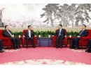習近平国家主席(中央右)、香港特別行政区梁振英行政長官(中央左)、マカオ特別行政区の崔世安行政長官(左) (c) GCE 行政長官辨公室