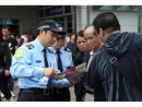 スリに対する警戒を呼びかける警察官 (c) 治安警察局