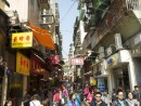 購買意欲旺盛な中国本土からの観光客(写真はイメージ)—本紙撮影