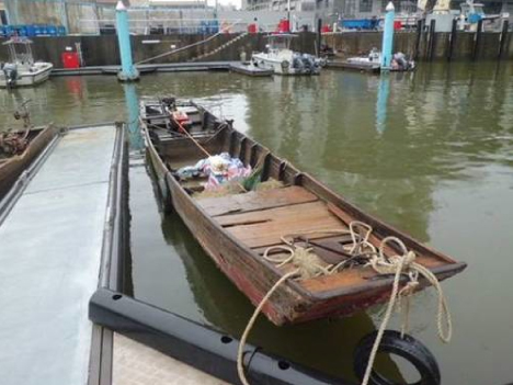 蛇頭の木製ボート (c) 澳門海關