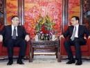 李克強総理へ述職を行う崔行政長官(行政長官辦公室)