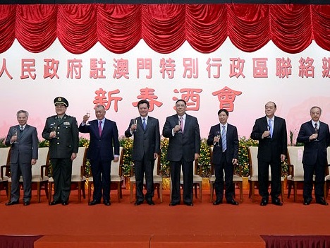 1月16日に開催された中連弁主催の新春パーティ。写真中央左が李剛主任（行政長官辦公室）