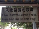 注意を促す看板(塔石広場)―本紙撮影