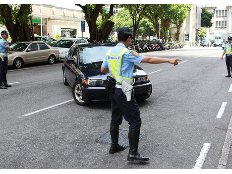 取り締まりを行う警察官（写真：治安警察局）