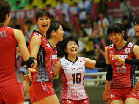 笑顔で勝利を喜ぶ火の鳥JAPANの選手たち（写真：FIVB）