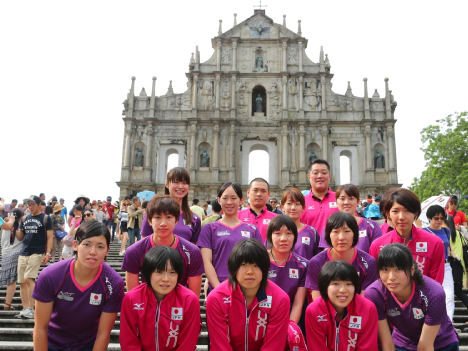 聖ポール天主堂跡前で記念撮影を行う「火の鳥JAPAN」（写真：MSDB）