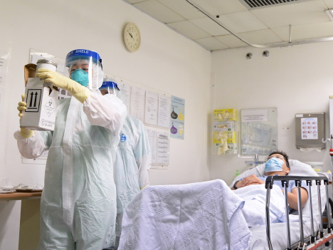 山頂医院の隔離病棟から血液サンプルを研究機関へ移送するシーン（写真：新聞局）