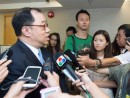 7月のカジノ売上後に記者会見に臨むフランシス・タム経済財政担当相(写真提供:新聞局)