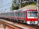 羽田空港へ向かう京急電鉄1000形電車（写真：Wikipediaより）