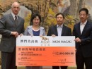 MGMマカオが雲南地震被災地支援のため200万パタカの寄付を行った。パンジー・ホー氏は写真中央左(写真:MGM Macau)