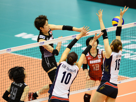 ネット際の激しい攻防（写真：FIVB）