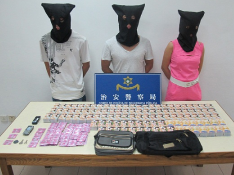 ピンクチラシ配布と売春管理の疑いで逮捕された容疑者と証拠品（写真：治安警察局）