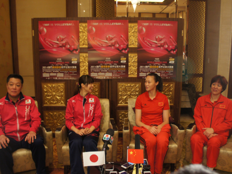 中国代表キャプテンと談笑する火の鳥JAPANの木村沙織選手―本紙撮影