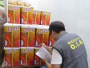 問題となった食用油の在庫を調査する民政総署食品安全センター職員(写真:民政總署)