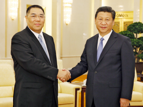 習近平中国国家主席（右）と握手する崔世安マカオ行政長官（左）＝2014年9月23日、北京（写真：新聞局）