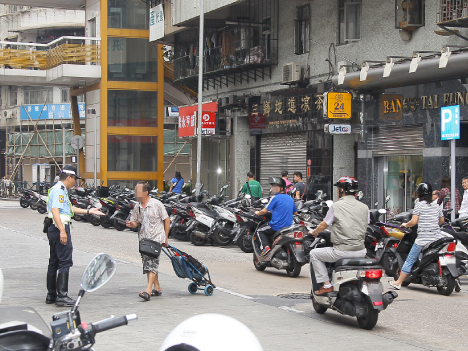 10月16日に台山エリアで実施された道路違法横断の検挙活動の様子（写真：治安警察局）