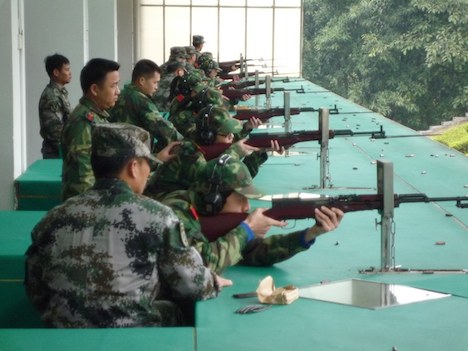 実弾射撃体験（写真：教育暨青年局）