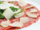白トリュフを載せた牛のカルパッチョ「Beef Carpaccio served with crispy fried garlic and shallots, micro Greens, beef jelly and truffle mayonnaise.」(写真:MGM Macau)