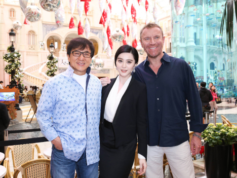 左からジャッキー・チェンさん、ファン・ビンビンさん、レニー・ハーリン監督＝MGMマカオ・天幕広場（写真提供：MGM Macau）