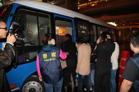 16歳の少女を含む中国本土出身の売春婦10人を拘束し、警察署へ連行＝11月7日（写真提供：澳門治安警察局）