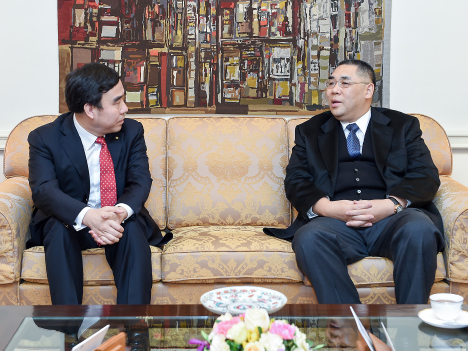 崔世安マカオ行政長官（右）と会談する田国立中国銀行頭取（左）＝12月5日、マカオ（写真：GCS）