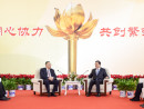 中国・全国人民代表大会常務委員会の張徳江委員長(右)とマカオ特別行政区の崔世安行政長官(左)=12月8日、中国・北京市(写真:GCS)