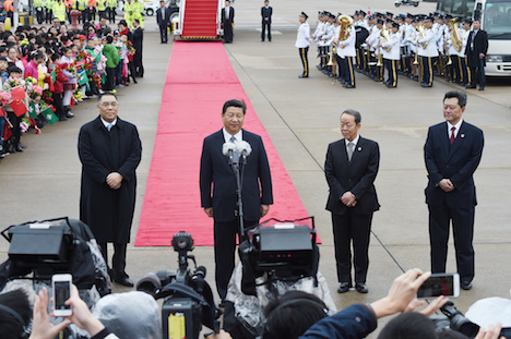 マカオ国際空港到着後に講話を述べる中国・習近平国家主席（左から2人目）＝12月19日（写真：GCS）