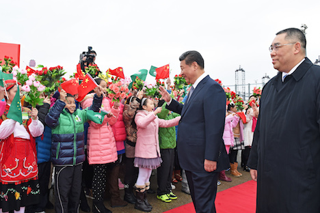 マカオ国際空港で中国・習国家主席を出迎える地元の小学生＝12月19日（写真：GCS）