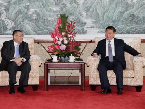 中国・習近平国家主席（右）と崔世安マカオ行政長官（左）が会談＝12月19日、マカオ・新竹苑（写真：GCS）