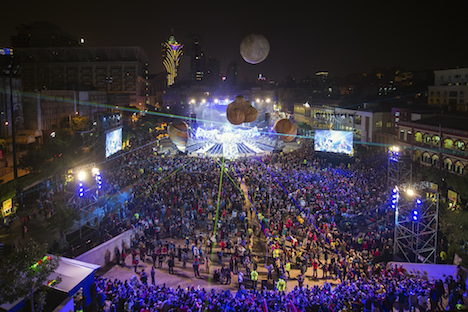 パレードのゴール地点にあたる市街中心部の広場ではステージイベントが開催された＝12月14日、マカオ・塔石広場（写真：GCS）
