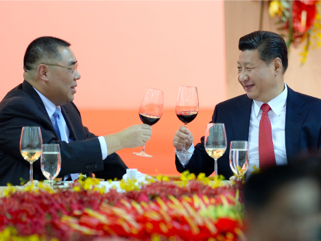 マカオ来訪歓迎晩餐会で乾杯する中国の習近平国家主席（右）と崔世安マカオ行政長官＝12月19日、マカオドーム（写真：GCS）