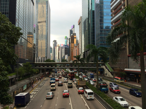 香港の幹線道路で通行量も多いグロセスターロード（資料写真）＝香港島・ワンチャイ—本紙撮影