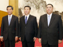 中国の習近平国家主席(中央)との会見に臨んだ香港特別行政区の梁振英行政長官(左)とマカオ特別行政区の崔世安行政長官(右)(資料写真)=2013年3月、北京(写真:GCS)