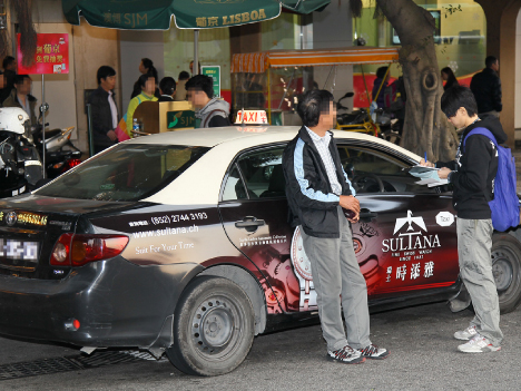 警察当局による乗車拒否を行った悪質タクシーに対する検挙の様子（写真提供：CPSP）