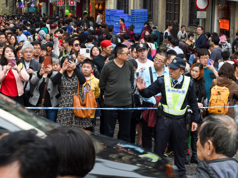 中国本土からの観光客で大混雑となったマカオ旧市街の主要観光地周辺では交通管制が敷かれた＝2月21日（写真：GCS）