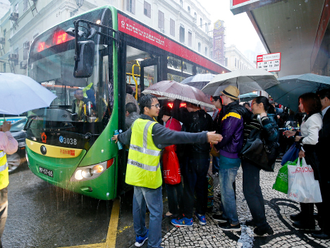 あいにくの雨にもかかわらず多くの旅客で賑わった旧正月連休中のマカオ。路線バス運営各社も増便で対応＝2月22日、マカオ・新馬路バス停（写真：GCS）