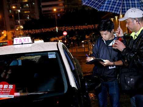 マカオ警察当局による違反タクシーに対する取り締まりの様子（資料）＝2015年2月（写真：GCS）