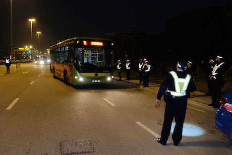 2月9日夜にタイパ島で実施された路線バスを対象とした検問の様子（写真：CPSP）