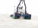 転覆した蛇頭の密航ボートはマカオ当局により回収済み=2月27日、マカオ・コロアン島沖(写真:DSAMA)
