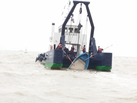 転覆した蛇頭の密航ボートはマカオ当局により回収済み＝2月27日、マカオ・コロアン島沖（写真：DSAMA）