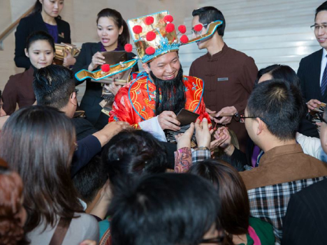 旧正月シーズンの香港やマカオの商業施設では「財神」が来訪客にお年玉としてクーポン券などを配るイベントも各所で開催される（写真：Grand Hyatt Macau）