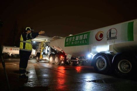 シノペックが自社開発した食用廃油を原料の一部とした新型バイオ航空燃料の輸送車＝3月21日、上海（写真：中国石化）