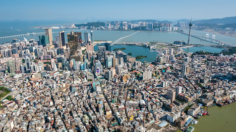 マカオ鳥瞰写真。手前のマカオ半島から3本の橋でつながっているのがタイパ島（資料）＝2015年4月撮影（写真：GCS）