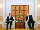 程永華駐日中国大使(左)と崔世安マカオ行政長官(右)=4月20日、マカオ政府本部(写真:行政長官辦公室)