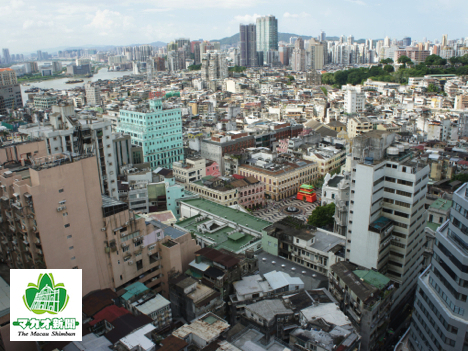 住宅や商業ビルが密集して建ち並ぶマカオ半島の旧市街地（資料）＝2014年—本紙撮影