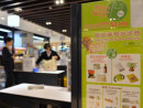 レジ袋有料化の全面実施に伴い、香港のスーパー店頭に掲示された啓発ポスター(写真:news.gov.hk)