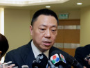 メディアの取材に応対する梁維特(ライオネル・リョン)マカオ経済財政庁長官=マカオ、5月6日