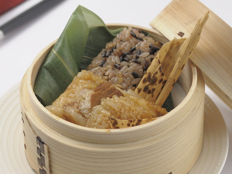 中国風のチマキ（粽）はおにぎり状にしたもち米を笹などの葉で包み蒸しにしたもの（写真はイメージで記事内容と直接関係ありません）