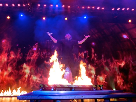 ショーのイメージ。炎の中に現れるフランツ・ハラレー氏（写真：Studio City Macau）