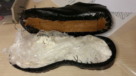 マカオ司法警察局が麻薬取引の疑いで逮捕した「運び屋」の香港人大学生が履いていた靴底から発見されたコカイン＝8月23日（写真：マカオ司法警察局）